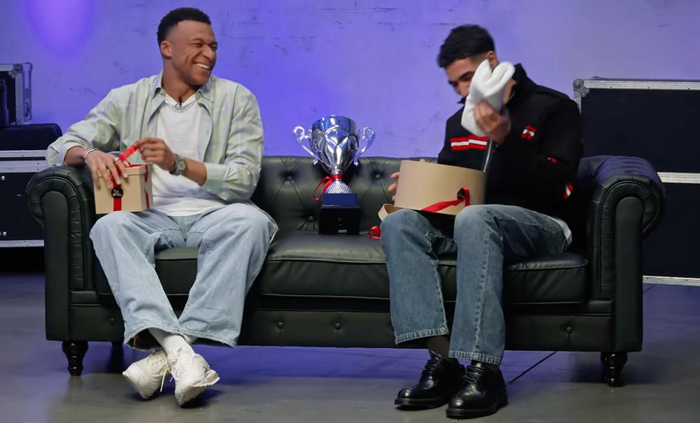 姆巴佩与队友热议足球位