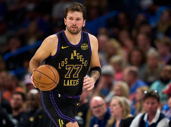 库里意外登顶NBA球衣销量榜首，东契奇紧追其后