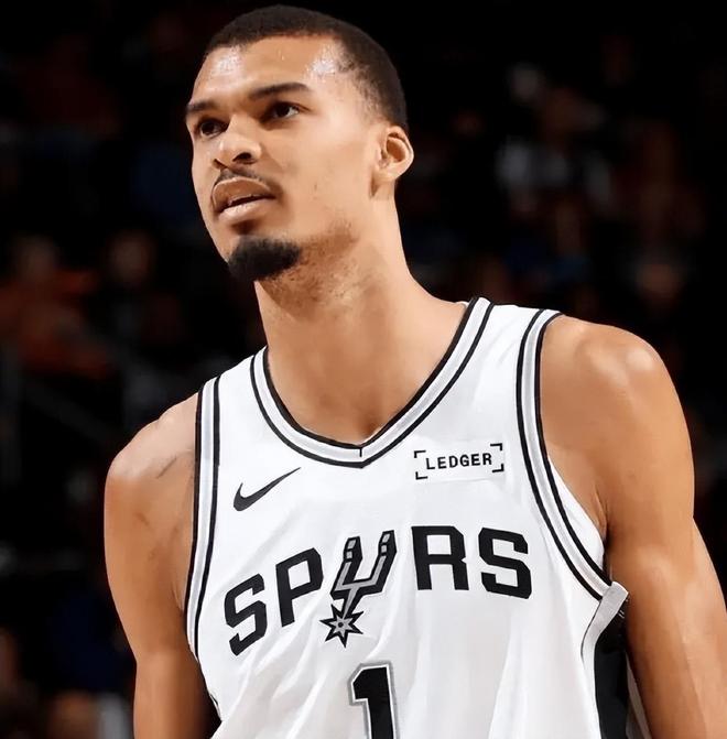 库里意外登顶NBA球衣销量榜首，东契奇紧追其后