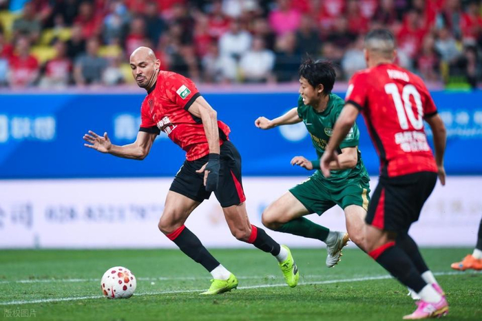 成都蓉城4-0大胜领跑积分