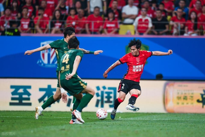 成都蓉城4-0大胜领跑积分榜火力全开